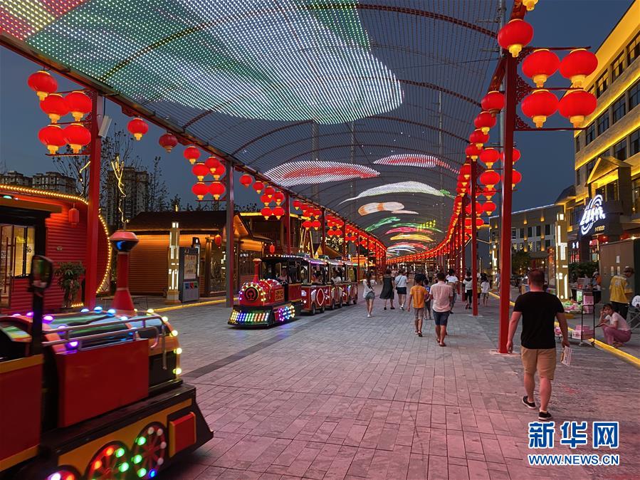 (落實(shí)“六穩(wěn)”“六保”一線見聞·圖文互動(dòng))(1)易地搬遷戶有了新身份——貴州萬山扶貧安置點(diǎn)巧打“就業(yè)牌”