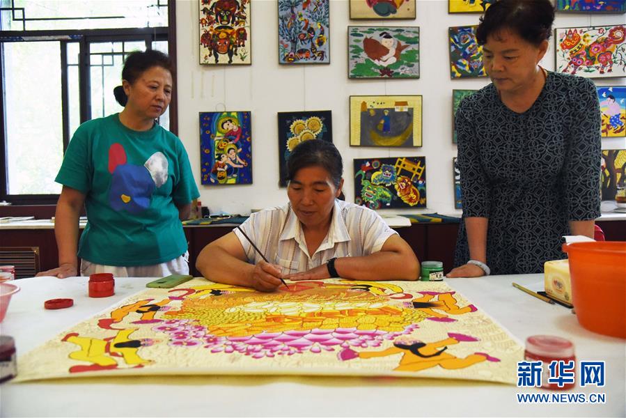 (走向我們的小康生活·圖文互動)(1)放下鋤頭拿畫筆——山東青州農(nóng)民畫繪出美好新生活