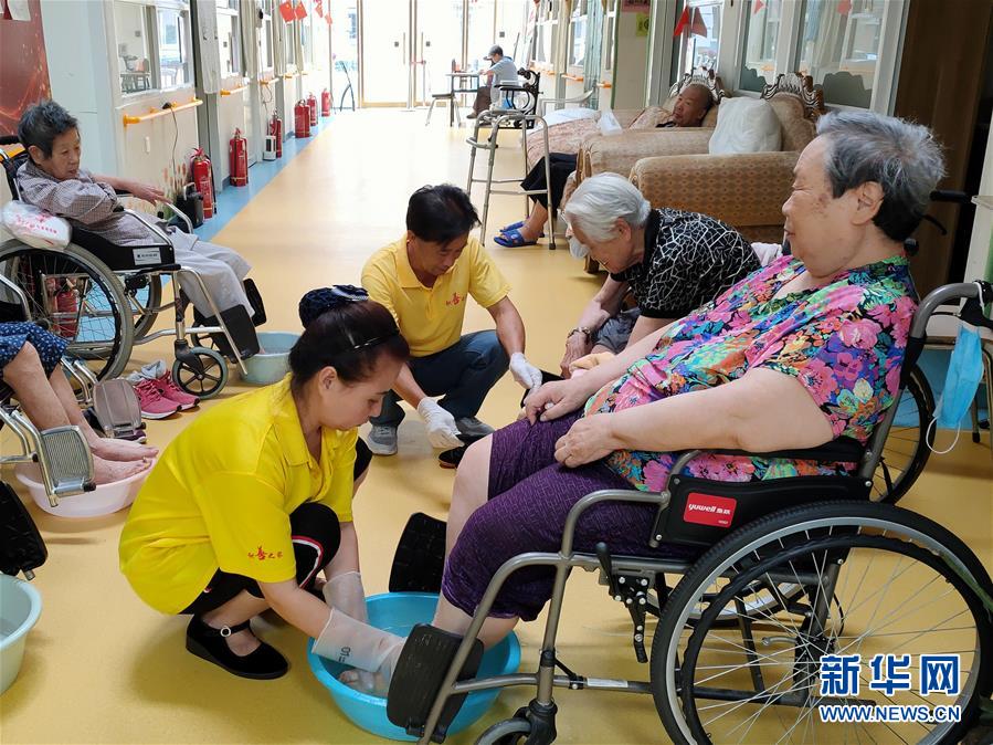 （走向我們的小康生活·圖文互動）（3）北京“老有所養(yǎng)”的床邊、身邊、周邊事