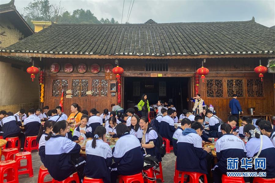 （在習近平新時代中國特色社會主義思想指引下——新時代新作為新篇章·習近平總書記關切事·圖文互動）（2）精準扶貧7年，十八洞村“長”出10余種新職業(yè)