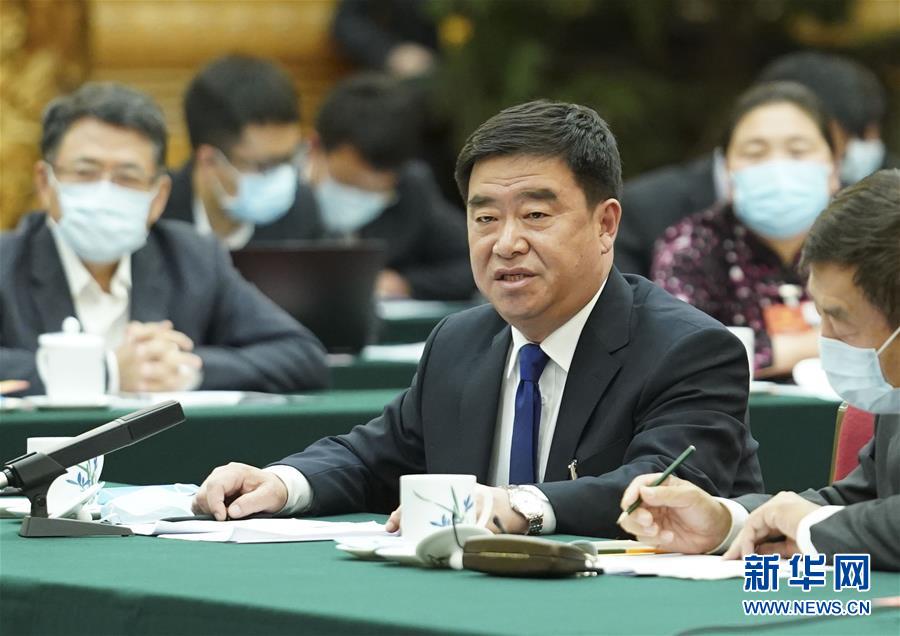 （新華全媒頭條·圖文互動）（6）從人民中汲取磅礴力量——習(xí)近平總書記同出席2020年全國兩會人大代表、政協(xié)委員共商國是紀(jì)實(shí)