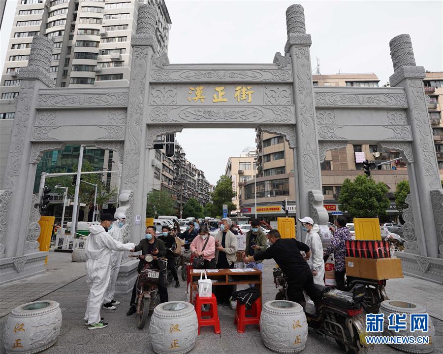 （新華全媒頭條·圖文互動）（14）從人民中汲取磅礴力量——習(xí)近平總書記同出席2020年全國兩會人大代表、政協(xié)委員共商國是紀(jì)實(shí)