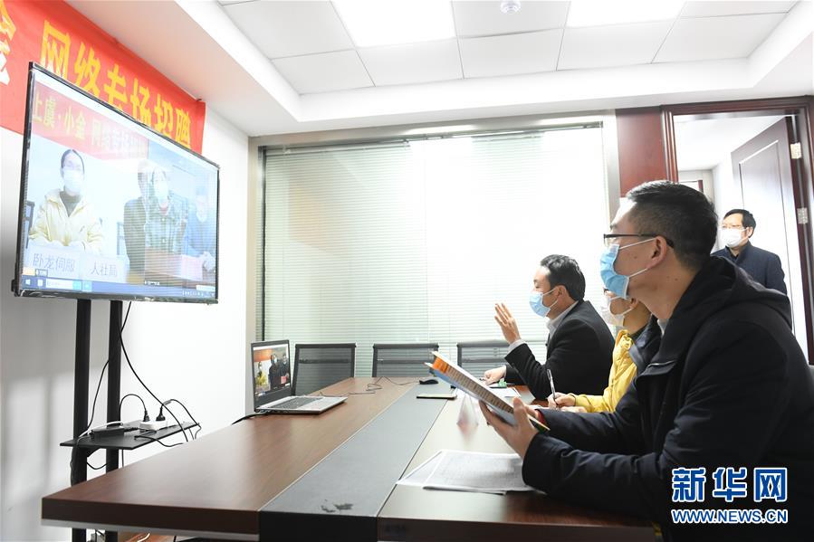 （新華全媒頭條·圖文互動）（18）從人民中汲取磅礴力量——習(xí)近平總書記同出席2020年全國兩會人大代表、政協(xié)委員共商國是紀(jì)實(shí)