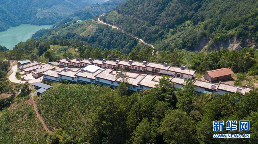（在習(xí)近平新時(shí)代中國特色社會主義思想指引下——新時(shí)代新作為新篇章·總書記關(guān)心的百姓身邊事·圖文互動）（1）“四好農(nóng)村路”：通向幸福，通向遠(yuǎn)方