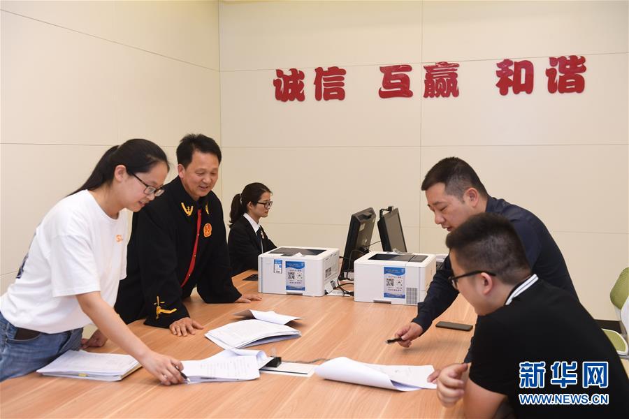 （新華全媒頭條·圖文互動）（8）開啟法治中國新時代——以習(xí)近平同志為核心的黨中央推進全面依法治國紀(jì)實