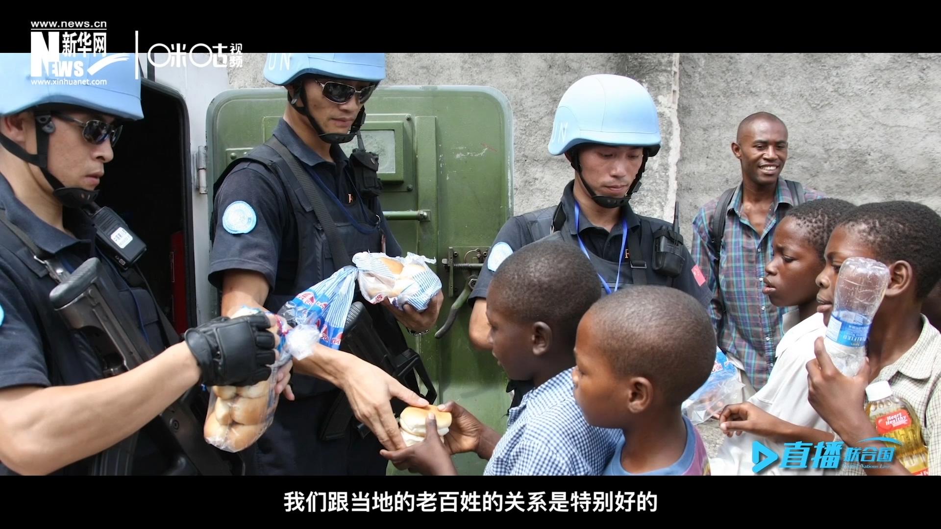 這群胸前印著五星紅旗的警察，在當(dāng)?shù)孛癖娦睦镉兄恋榈榈姆萘?，也傳遞出許多的善意與感動(dòng)。
