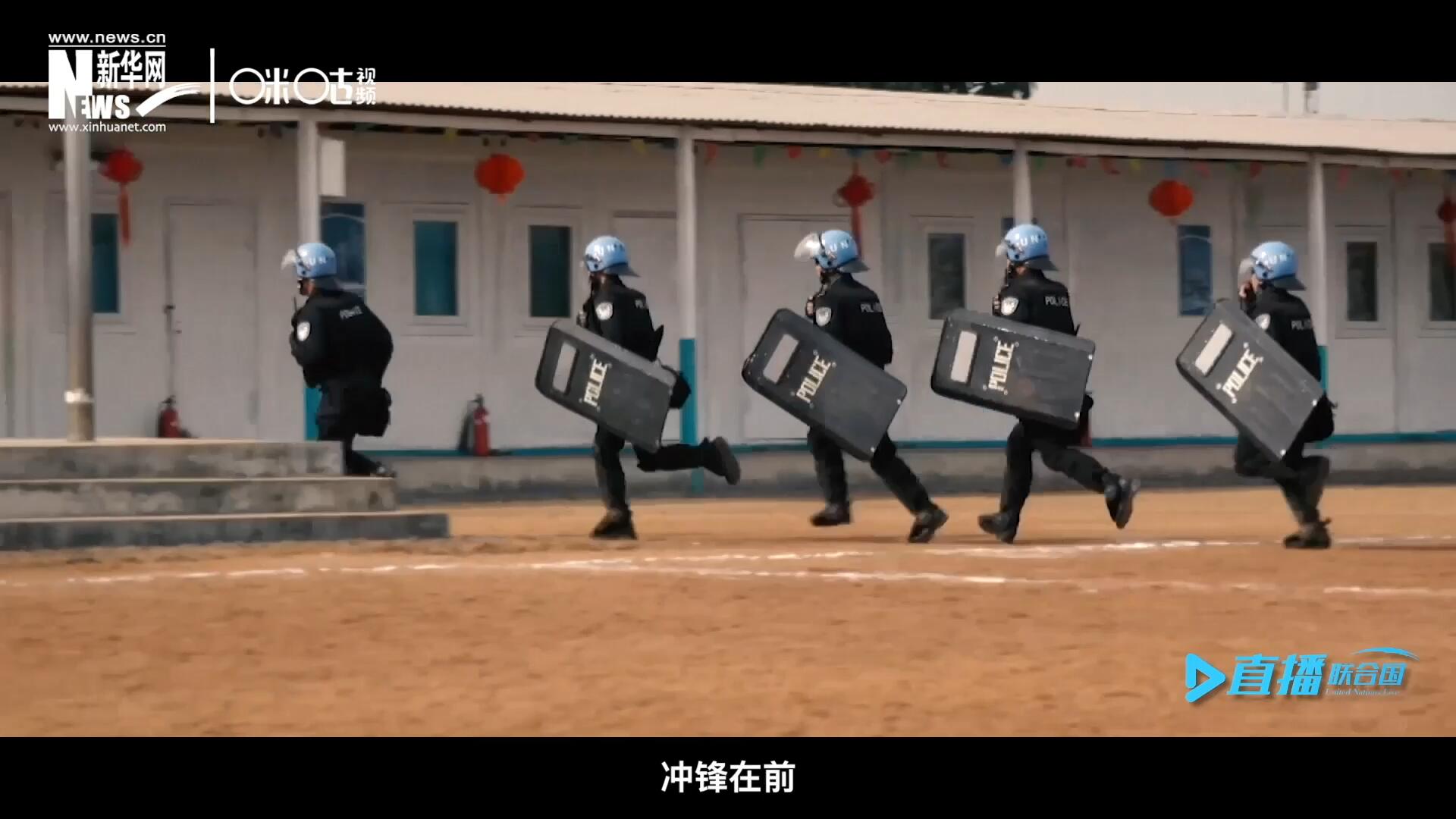 有這樣一支隊(duì)伍，他們不畏艱險(xiǎn)，沖鋒在前，頭戴藍(lán)盔，為和平而戰(zhàn)，他們的名字叫做聯(lián)合國維和部隊(duì)。