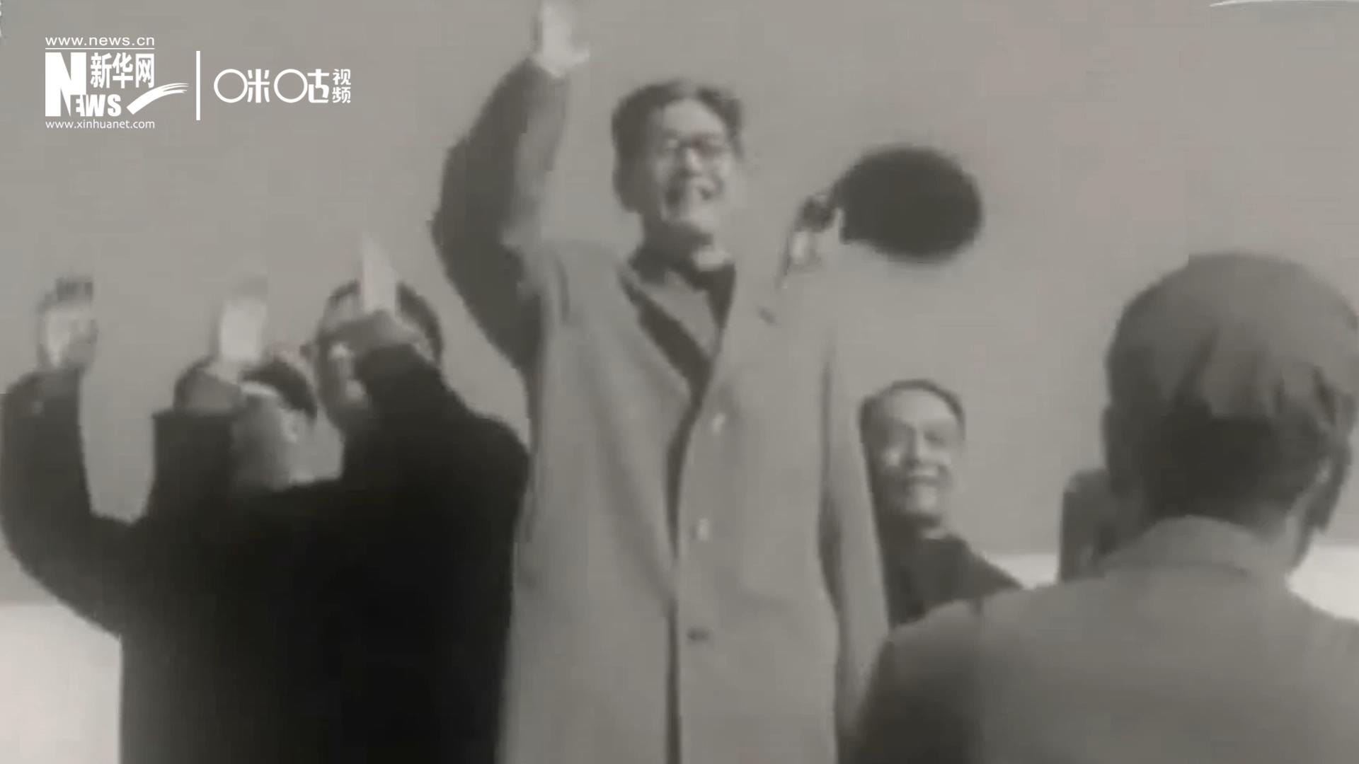 1971年11月9日，全新成立的中國聯(lián)合國代表團在群眾的歡呼與掌聲中登上專機，正式開啟了中國的聯(lián)合國之旅。