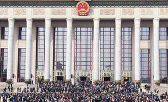 閉幕會(huì)后，代表走出人民大會(huì)堂