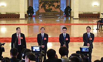 凌解放、王立平、徐川、黃一兵代表接受采訪
