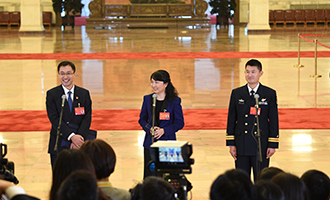 孟祥飛、李媛、曹先建代表接受采訪