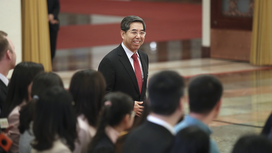 馬建堂步入“部長(zhǎng)通道”，準(zhǔn)備接受采訪