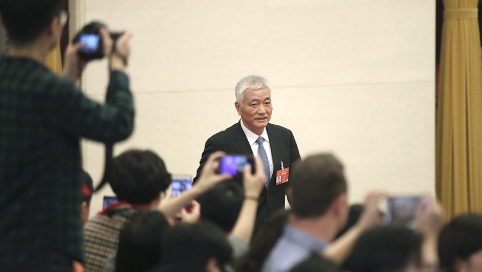 王志剛步入“部長(zhǎng)通道”，準(zhǔn)備接受采訪