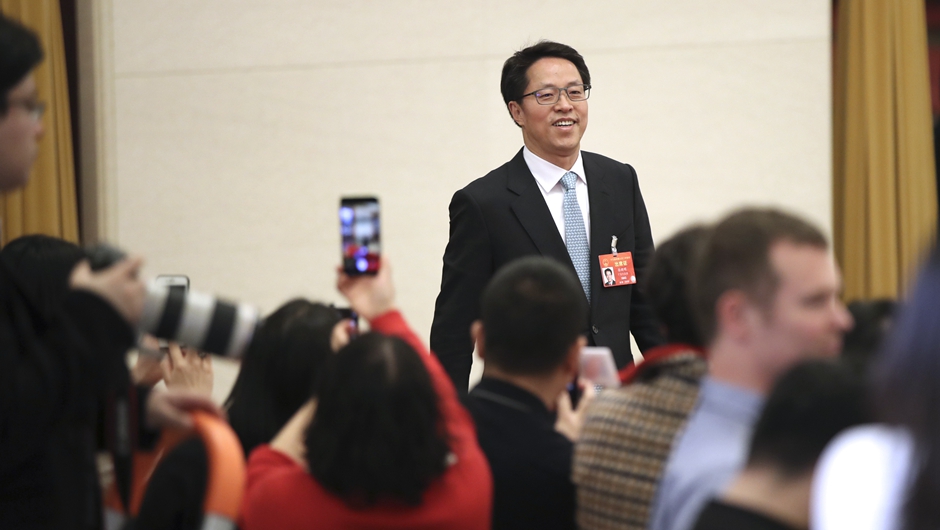 張曉明步入“部長(zhǎng)通道”，準(zhǔn)備接受采訪
