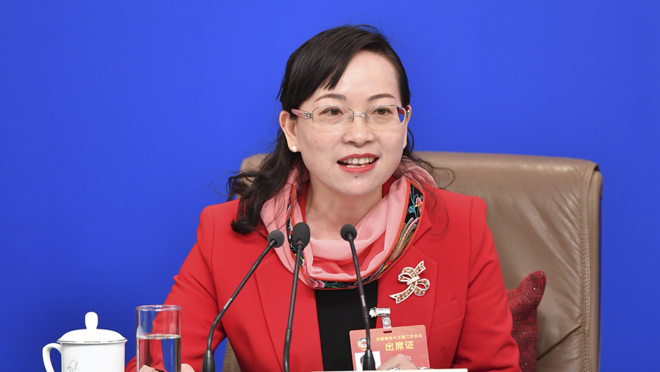 全國(guó)政協(xié)委員、湖南省湘西土家族苗族自治州政協(xié)副主席 石紅