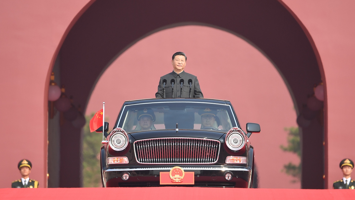 習近平乘坐檢閱車，經(jīng)過金水橋，駛上長安街