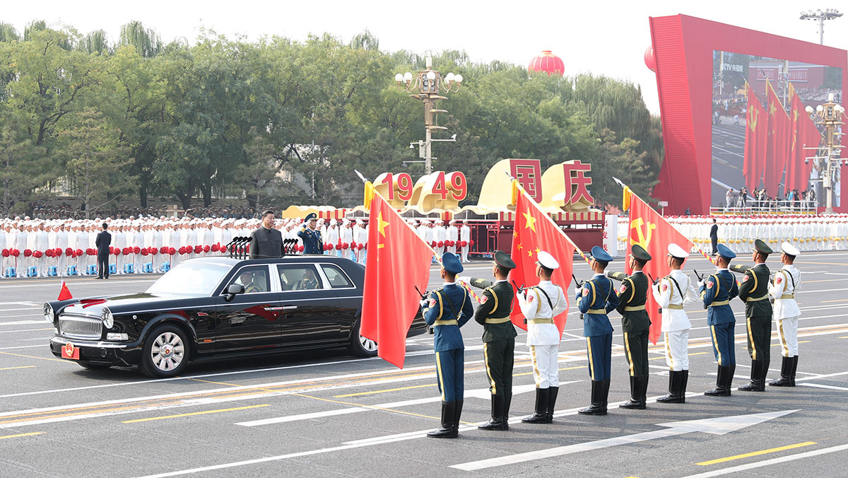 習近平驅車行進至黨旗、國旗、軍旗前，向旗幟行注目禮
