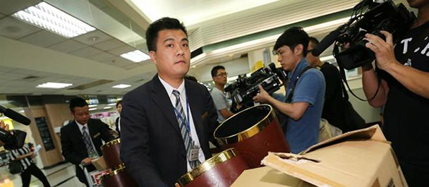 禮儀公司帶著遺體袋、骨灰壇協(xié)助處理善后