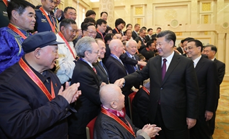 慶祝大會結(jié)束后，習近平等會見受表彰人員及親屬代表