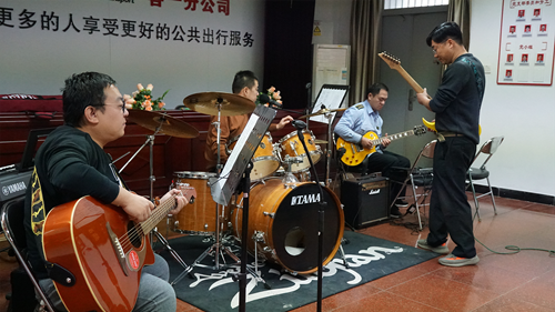 追夢中國人|侯孝輝：左手方向盤，右手麥克風(fēng)