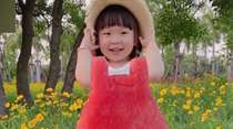 把夏天穿身上！寶媽給3歲女兒拍創(chuàng)意果蔬照