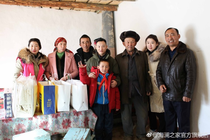 奧運(yùn)冠軍體操名將楊威把溫暖帶到北疆小朋友們的家中，把體育精神與奮斗的信念，傳遞到所有北疆孩子們的心中。