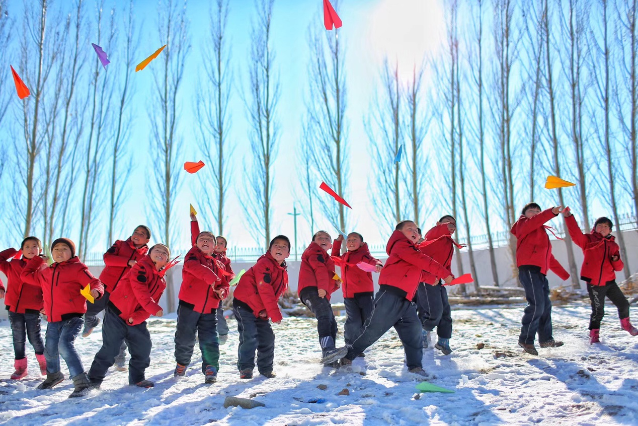 2017年11月15日， “多一克溫暖”公益行動(dòng)走進(jìn)北疆地區(qū)，實(shí)現(xiàn)了從物質(zhì)捐贈(zèng)到“物質(zhì)+精神”溫暖的升級(jí)。 “體操冠軍”楊威、好妹妹樂隊(duì)等傾情加盟，不僅為孩子們帶來加厚羽絨服和御寒物資，還準(zhǔn)備了溫暖的課堂。