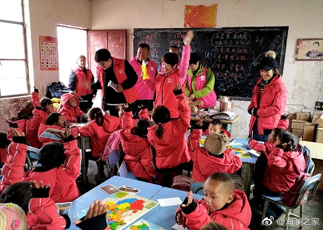 2018年，由海瀾之家攜手網(wǎng)易新聞打造的“多一課溫暖”課程平臺(tái)讓一間間溫暖的課堂走向深山與邊陲。帶著貼合孩子教育需求的線上內(nèi)容和教師、各領(lǐng)域KOL及愛心人士組成的愛心團(tuán)隊(duì)，海瀾之家用實(shí)際行動(dòng)為孩子的教育加溫，踐行“多一克溫暖”。