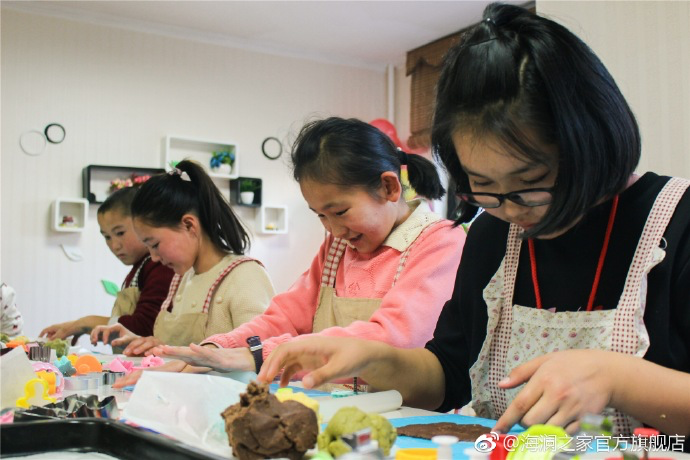 在北京，孩子們上了一節(jié)別開生面的廚藝課——手工DIY餅干。孩子們腦洞大開親自上手，從制作到出爐不僅留下了噴香的餅干，還留下了珍貴的回憶。親手做的餅干孩子們舍不得獨(dú)享，成為了回程路上最重要的“伴手禮”