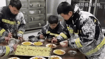 零下14度滅火后 消防員吃飯這一幕讓人心疼！