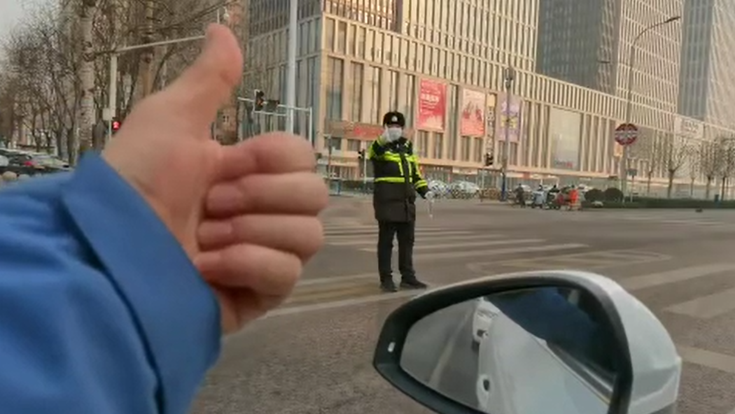 石家莊路人和交警的這個(gè)“暗號(hào)”，真暖！
