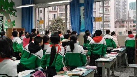 課上到一半，同學(xué)們卻把頭望向了外面！校長(zhǎng)說(shuō)：點(diǎn)贊！