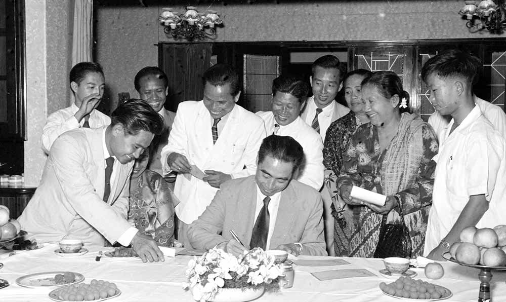 1955年4月25日，為迎接亞非會(huì)議而組織的萬隆人民委員會(huì)的代表請(qǐng)周恩來總理簽名留念。