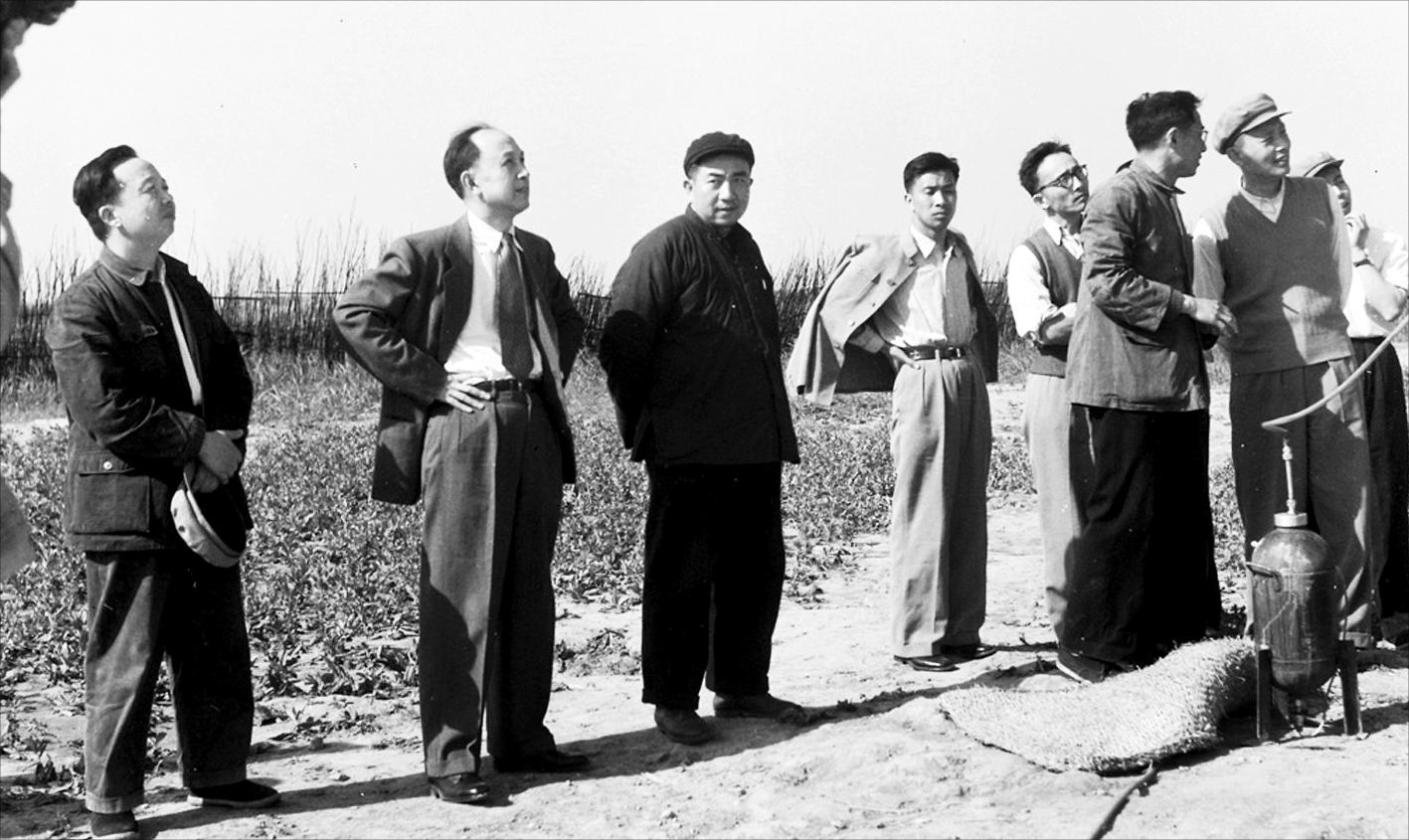楊南生(右三)陪同錢學(xué)森(左三)觀看T-7M試驗探空火箭的發(fā)射(航天科技集團四院提供)