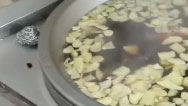 沈陽(yáng)一企業(yè)熬740鍋紅糖水送26個(gè)檢測(cè)點(diǎn)，用了千斤紅糖200斤姜
