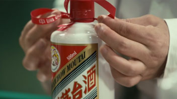 “抱團(tuán)松動(dòng)”！機(jī)構(gòu)慌了？有人急忙賣茅臺(tái)，有人連夜看周期