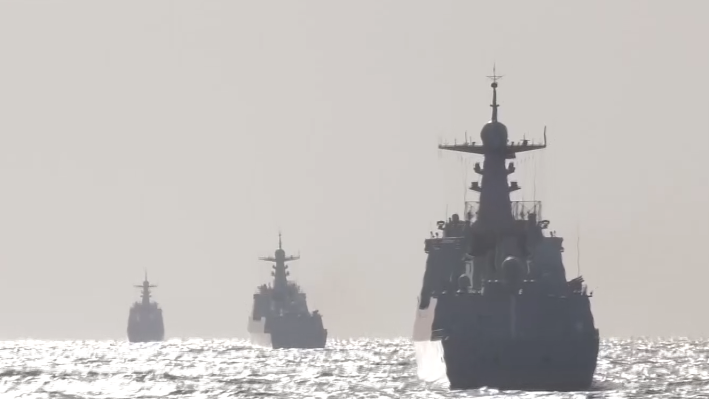 北部戰(zhàn)區(qū)海軍某艦艇訓(xùn)練中心：聚焦實(shí)戰(zhàn)！8艘新型艦艇連續(xù)多天開展海上訓(xùn)練