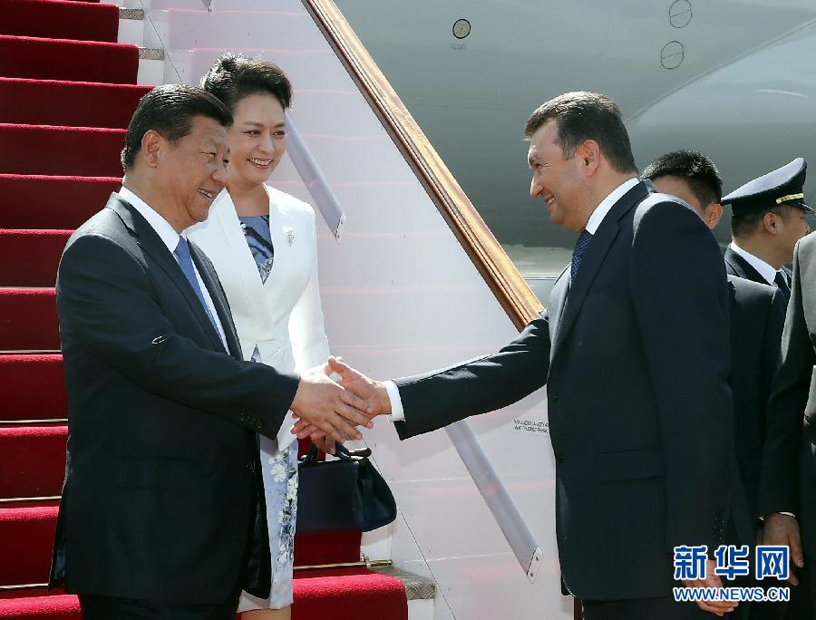 9月11日，國家主席習近平抵達杜尚別，應塔吉克斯坦總統(tǒng)拉赫蒙邀請，出席上海合作組織成員國元首理事會第十四次會議并對塔吉克斯坦進行國事訪問。習近平和夫人彭麗媛在機場受到塔吉克斯坦總理拉蘇爾佐達等熱情迎接。新華社記者 鞠鵬 攝 