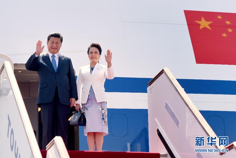 9月11日，中國國家主席習近平抵達杜尚別，應塔吉克斯坦總統(tǒng)拉赫蒙邀請，出席上海合作組織成員國元首理事會第十四次會議并對塔吉克斯坦進行國事訪問。這是習近平和夫人彭麗媛走出機艙。新華社記者 馬占成 攝 