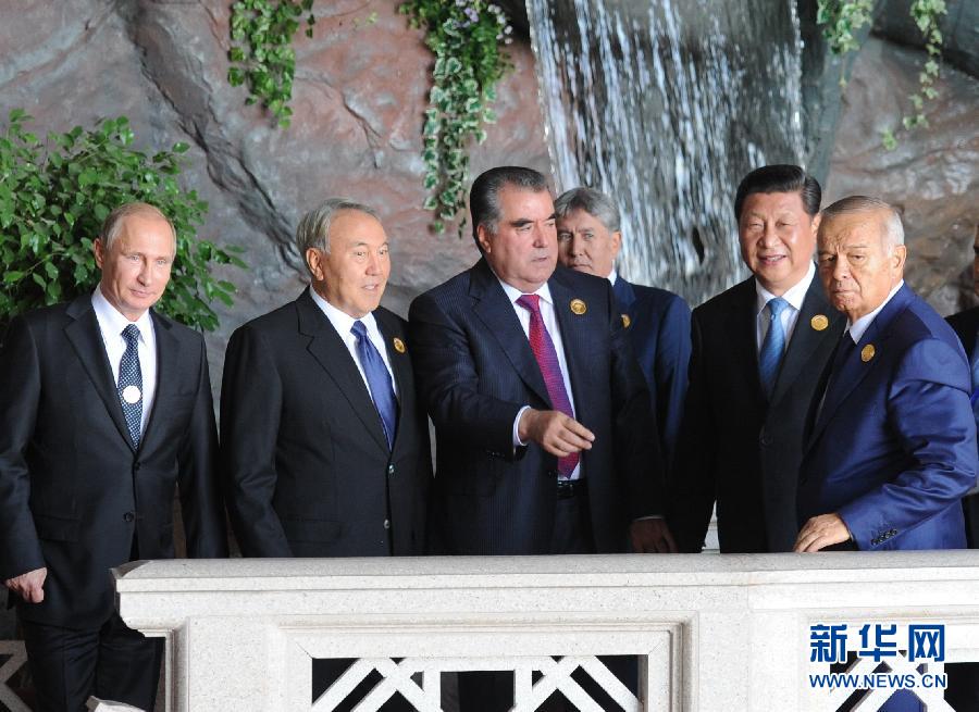 9月12日，上海合作組織成員國元首理事會第十四次會議在塔吉克斯坦首都杜尚別舉行。國家主席習近平出席會議并發(fā)表重要講話。這是習近平同其他成員國元首親切交談。新華社記者謝環(huán)馳攝 