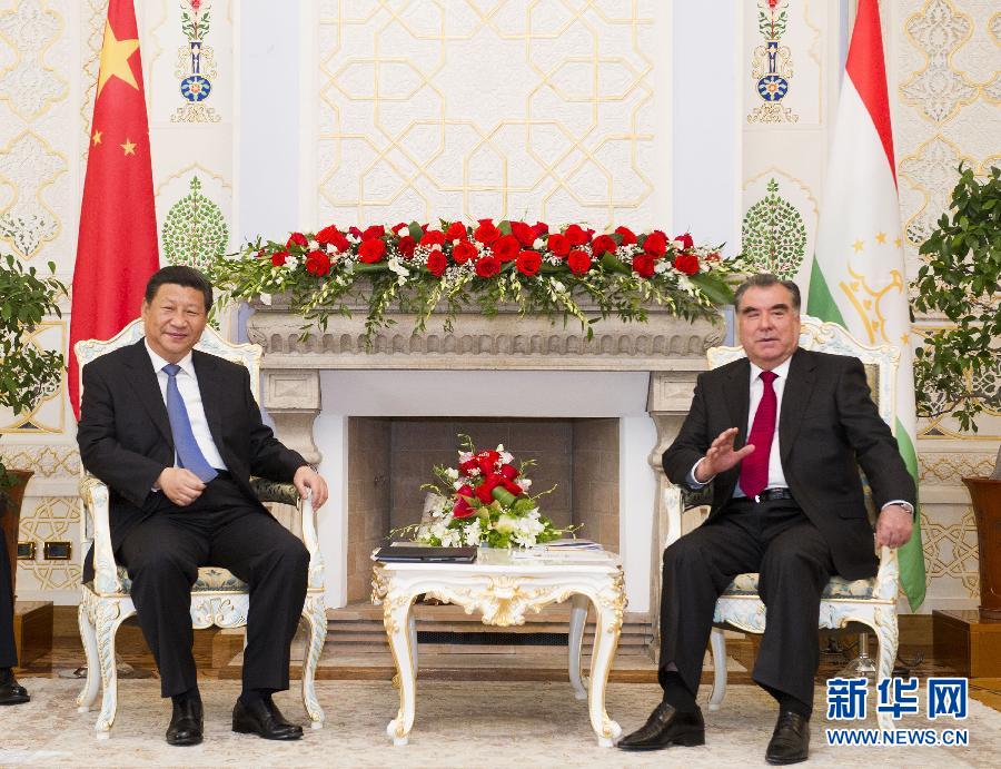 9月13日，國家主席習(xí)近平在杜尚別同塔吉克斯坦總統(tǒng)拉赫蒙舉行會(huì)談。 新華社記者黃敬文攝 