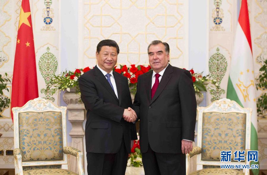 9月13日，國家主席習(xí)近平在杜尚別同塔吉克斯坦總統(tǒng)拉赫蒙舉行會(huì)談。 新華社記者黃敬文攝 