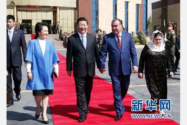 9月14日，國家主席習近平結(jié)束對塔吉克斯坦的國事訪問，乘坐專機離開杜尚別。拉赫蒙總統(tǒng)夫婦專程到機場為習近平和夫人彭麗媛送行。新華社記者 鞠鵬 攝 
