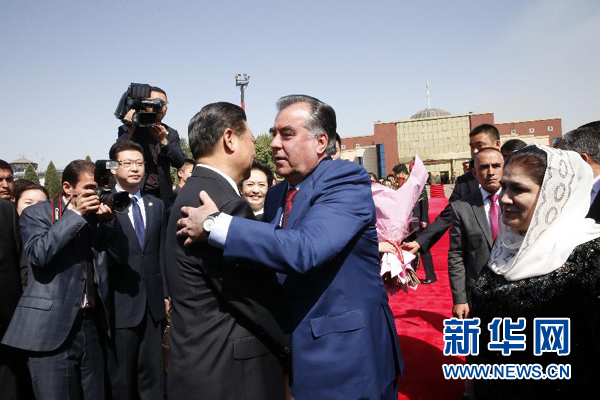 9月14日，國家主席習近平結(jié)束對塔吉克斯坦的國事訪問，乘坐專機離開杜尚別。拉赫蒙總統(tǒng)夫婦專程到機場為習近平和夫人彭麗媛送行。新華社記者 鞠鵬 攝 