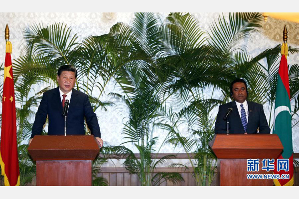 9月15日，國家主席習近平在馬累與馬爾代夫總統(tǒng)亞明共同會見記者。 新華社記者 鞠鵬 攝