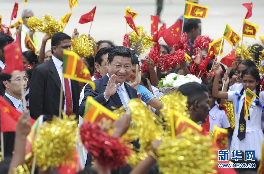  9月16日，國家主席習(xí)近平抵達(dá)科倫坡，開始對斯里蘭卡進(jìn)行國事訪問。在班達(dá)拉奈克國際機(jī)場，習(xí)近平和夫人彭麗媛受到拉賈帕克薩總統(tǒng)夫婦熱情迎接。新華社記者謝環(huán)馳攝 