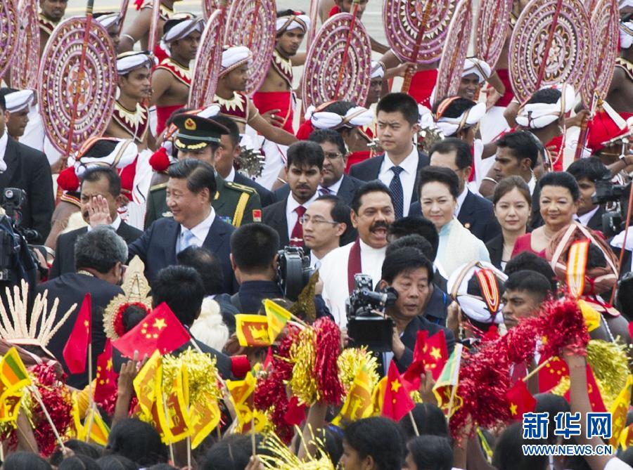 9月16日，國家主席習(xí)近平抵達(dá)科倫坡，開始對斯里蘭卡進(jìn)行國事訪問。在班達(dá)拉奈克國際機(jī)場，習(xí)近平和夫人彭麗媛受到拉賈帕克薩總統(tǒng)夫婦熱情迎接。新華社記者黃敬文攝 