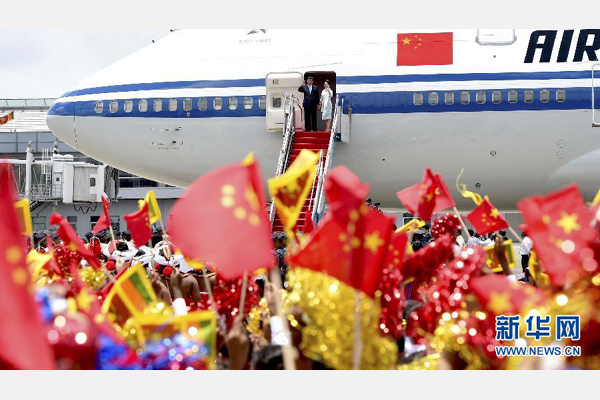 9月16日，國家主席習(xí)近平抵達(dá)科倫坡，開始對斯里蘭卡進(jìn)行國事訪問。這是習(xí)近平和夫人彭麗媛向歡迎群眾揮手致意。 新華社記者馬占成攝 