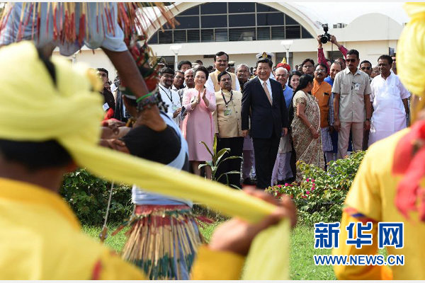 9月17日，國家主席習(xí)近平抵達(dá)古吉拉特邦艾哈邁達(dá)巴德市，開始對(duì)印度進(jìn)行國事訪問。這是印度青年跳起古吉拉特邦傳統(tǒng)舞蹈，歡迎習(xí)近平和夫人彭麗媛。新華社記者 馬占成 攝