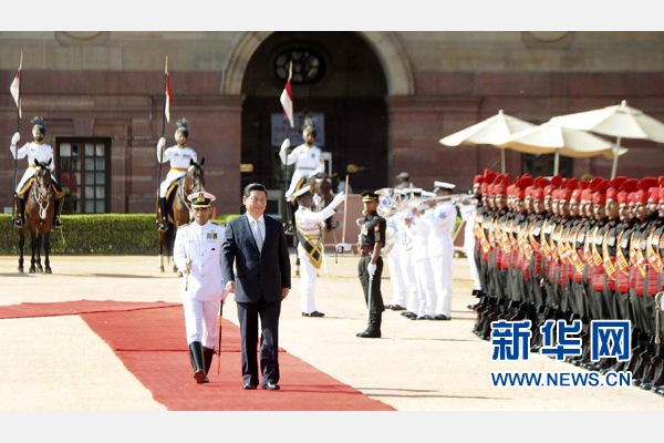 9月18日，國家主席習(xí)近平出席印度總統(tǒng)慕克吉在總統(tǒng)府舉行的隆重歡迎儀式。 新華社記者 張鐸 攝
